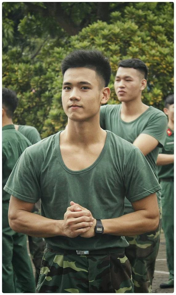 Nguyễn Văn Hà (1999, Phú Thọ), học viên năm 3 Học viện Kỹ thuật Quân sự Hà Nội, khiến CĐM chú ý sau khi được 1 fanpage nổi tiếng đăng tải loạt ảnh "cực phẩm đẹp trai".