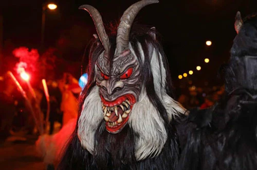  Một người hóa trang thành quỷ Krampus ở Maxglan, Salzburg, Áo. Ảnh: imageBROKER/Alamy.