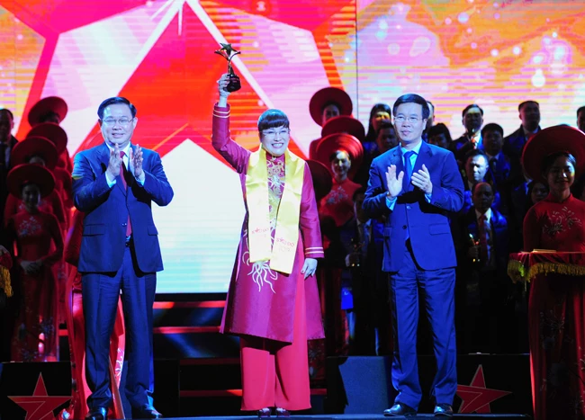 Bà Lưu Thị Thanh Mẫu, CEO Phuc Khang Corporation, nhận giải thưởng Sao Đỏ (ảnh PK)