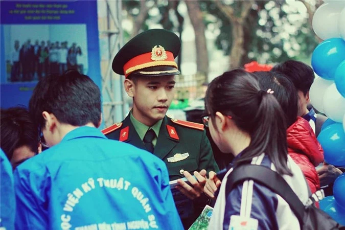 Ngắm hot boy trường quân sự, hội chị em sững sờ đòi... - Hình 13 Ngam hot boy truong quan su, hoi chi em sung so doi...-Hinh-13