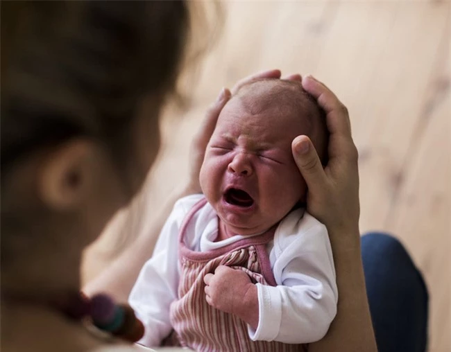 Trẻ sơ sinh khóc không chỉ vì đói, có những nguyên nhân sau mẹ cần phải biết - Ảnh 1.