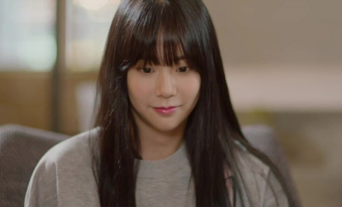 Thức khuya làm việc sáng chủ nhật vẫn bị mẹ chồng dựng dậy sớm, chồng tôi mở cửa phòng đáp 1 câu khiến bà lủi thủi quay xuống