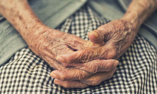 Con gái lấy chồng Tây vẫn “bòn rút” tiền dưỡng già của bố mẹ