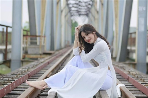 Nữ sinh Việt nhìn giống nữ diễn viên Angelababy, gây sốt báo ngoại gu ăn mặc ngoài đời cực sành điệu