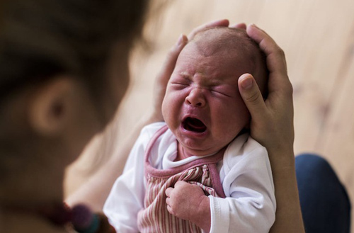 Trẻ sơ sinh khóc không chỉ vì đói, có những nguyên nhân sau mẹ cần phải biết