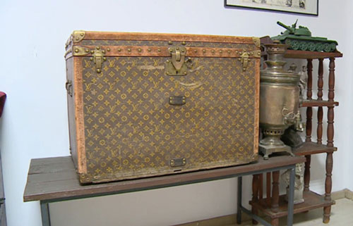 Cặp đôi Ukraine dùng rương cổ của hoàng tộc Nga để đựng ngô cho gà