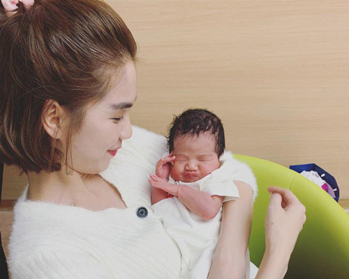 Phát hoảng chứng kiến Ngọc Trinh bế trẻ sơ sinh mà đầu bé lắc lư tự do