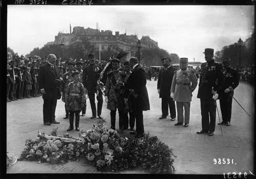Thái tử Nguyễn Phúc Vĩnh Thụy - vua Bảo Đại sau này - cùng vua cha Khải Định tại mộ người lính vô danh bên dưới Khải Hoàn Môn Paris trong chuyến công du nước Pháp năm 1922.