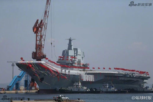 Tàu sân bay Sơn Đông của Trung Quốc hiện tại cũng là tàu chiến lớn nhất mà quốc gia này từng đóng được. Tàu có độ giãn nước trung bình 55.000 tấn, tối đa lên tới 70.000 tấn. Nguồn ảnh: Sina.