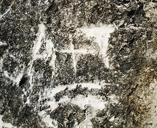  Du khách khắc chữ “A + T” lên tường của đền Tikal Temple II. Ảnh: Facebook.
