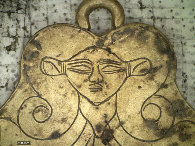 Mặt dây chuyền vàng này hình nữ thần Ai Cập Hathor được tìm thấy ở một trong hai ngôi mộ 3.500 năm tuổi. Ảnh: Bộ Văn hóa Hy Lạp/AP.