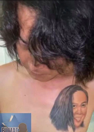 Hình ảnh Quách Ngọc Ngoan để lộ hình xăm doanh nhân Phượng Chanel trên ngực đang gây xôn xao mạng xã hội.