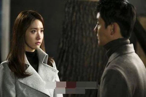 Tối hôm đó, theo yêu cầu của Minh, hai vợ chồng anh ngủ chung một giường. Để xoá đi không khí gượng gạo, cô chủ động mở lời trò chuyện cùng anh. Ngày thứ hai rồi ngày thứ ba, anh dần quen hơn với thời gian biểu mới được cô lập ra cho, việc trò chuyện mỗi tối cũng trở nên cởi mở hơn. Đến cuối tuần, theo yêu cầu của vợ anh dành thời gian ở nhà dọn dẹp nhà cửa rồi cả nhà vào bếp. Hôm sau rảnh Huy lại đưa vợ con đi chơi. Anh cảm nhận rõ được sự vui mừng của thằng bé. Tối chủ nhật hàng tuần, Minh đề nghị chồng dành thời gian xem phim cùng vợ. Cô chủ động ngồi khoác tay anh trên ghế sofa như ngày mới cưới vẫn làm. Chợt một cảm giác thân quen ùa về trong anh. Như thường lệ, Minh chỉ xem được một nửa bộ phim là lại ngủ thiếp đi. Nhìn vợ gục trên vai mình, Huy thấy rõ được những nếp nhăn hằn trên da vợ. Anh tự hỏi gương mặt ấy, mùi hương ấy, đã bao lâu anh không ngắm nhìn vợ mình rồi. 1 tháng nhanh chóng trôi qua. Minh cầm tờ đơn ly hôn do cô tự viết đưa cho chồng. Thế nhưng vừa nhìn thấy, Huy đã xé ngay lá đơn rồi quả quyết: "Anh không muốn ly hôn nữa". Anh nhận thấy những thay đổi trong cuộc sống hôn nhân chính là xuất phát từ khi anh không còn quan tâm tới những người thân yêu của mình nữa. Anh dành thời gian cho công việc, bạn bè rồi bỏ bê vợ con. Đến khi về nhà, anh lại thấy vợ không hiểu mình, rồi cứ thế chẳng buồn nói chuyện. Cứ thế, cứ thế, anh dần xa cách với hai mẹ con. Nhận ra được những điều bấy lâu nay mình bỏ lỡ, anh lái xe tới nhà nhân tình để chấm dứt mọi việc. "Anh xin lỗi nhưng chúng ta phải chia tay ở đây. Em rất xinh đẹp và quyến rũ. Anh tin sẽ có người xứng đáng làm em hạnh phúc". Nói rồi Huy trở về nhà, trên đường về không quên mua một bó hoa tặng vợ. Bó hoa này sẽ đánh dấu một cột mốc mới trong cuộc hôn nhân của hai vợ chồng anh: yêu lại từ đầu. Tối hôm đó, theo yêu cầu của Minh, hai vợ chồng anh ngủ chung một giường. Để xoá đi không khí gượng gạo, cô chủ động mở lời trò chuyện cùng anh. Ngày thứ hai rồi ngày thứ ba, anh dần quen hơn với thời gian biểu mới được cô lập ra cho, việc trò chuyện mỗi tối cũng trở nên cởi mở hơn. Đến cuối tuần, theo yêu cầu của vợ anh dành thời gian ở nhà dọn dẹp nhà cửa rồi cả nhà vào bếp. Hôm sau rảnh Huy lại đưa vợ con đi chơi. Anh cảm nhận rõ được sự vui mừng của thằng bé. Tối chủ nhật hàng tuần, Minh đề nghị chồng dành thời gian xem phim cùng vợ. Cô chủ động ngồi khoác tay anh trên ghế sofa như ngày mới cưới vẫn làm. Chợt một cảm giác thân quen ùa về trong anh. Như thường lệ, Minh chỉ xem được một nửa bộ phim là lại ngủ thiếp đi. Nhìn vợ gục trên vai mình, Huy thấy rõ được những nếp nhăn hằn trên da vợ. Anh tự hỏi gương mặt ấy, mùi hương ấy, đã bao lâu anh không ngắm nhìn vợ mình rồi. 1 tháng nhanh chóng trôi qua. Minh cầm tờ đơn ly hôn do cô tự viết đưa cho chồng. Thế nhưng vừa nhìn thấy, Huy đã xé ngay lá đơn rồi quả quyết: "Anh không muốn ly hôn nữa". Anh nhận thấy những thay đổi trong cuộc sống hôn nhân chính là xuất phát từ khi anh không còn quan tâm tới những người thân yêu của mình nữa. Anh dành thời gian cho công việc, bạn bè rồi bỏ bê vợ con. Đến khi về nhà, anh lại thấy vợ không hiểu mình, rồi cứ thế chẳng buồn nói chuyện. Cứ thế, cứ thế, anh dần xa cách với hai mẹ con. Nhận ra được những điều bấy lâu nay mình bỏ lỡ, anh lái xe tới nhà nhân tình để chấm dứt mọi việc. "Anh xin lỗi nhưng chúng ta phải chia tay ở đây. Em rất xinh đẹp và quyến rũ. Anh tin sẽ có người xứng đáng làm em hạnh phúc". Nói rồi Huy trở về nhà, trên đường về không quên mua một bó hoa tặng vợ. Bó hoa này sẽ đánh dấu một cột mốc mới trong cuộc hôn nhân của hai vợ chồng anh: yêu lại từ đầu.
