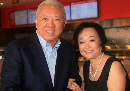 Andrew Cherng và vợ Peggy đồng sáng lập Panda Express. Cả hai hiện đều 71 tuổi và sở hữu khối tài sản khoảng 3 tỷ USD, theo ước tính của Forbes. Họ vận hành tất cả nhà hàng Panda Express trên toàn cầu chứ không nhượng quyền thương hiệu. Ảnh: Panda Restaurant Group.