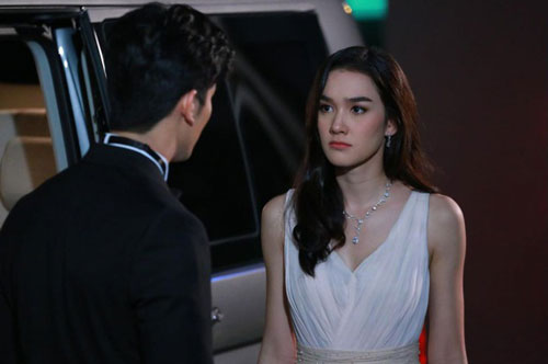 Đăng ảnh ôm hoa đứng bên cạnh chiếc ô tô 2 tỷ lên facebook thì bạn gái cũ "thả tim", ngay lập tức mẹ tôi đáp trả nhưng diễn biến sau đó khiến tôi rối trí vô cùng