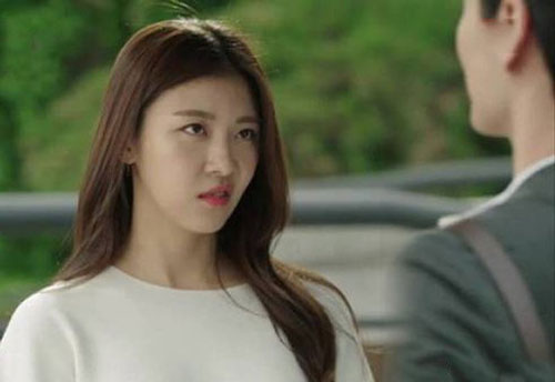 Chồng chỉ tay đòi trả về ngoại, vợ cười thầm đi thẳng