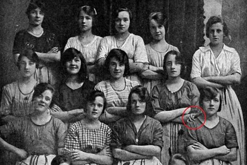 Rùng rợn “bàn tay ma” trong bức ảnh 100 năm tuổi