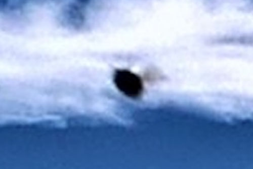 Xôn xao vật thể lạ đen sì nghi UFO 'ngự' trên mây
