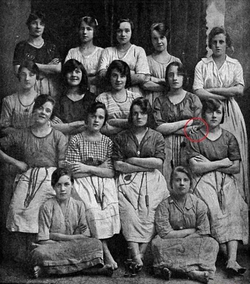 Bức ảnh chụp nhóm nữ công nhân người Ireland vào những năm 1900.