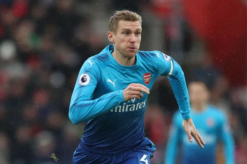 Trung vệ: Per Mertesacker.