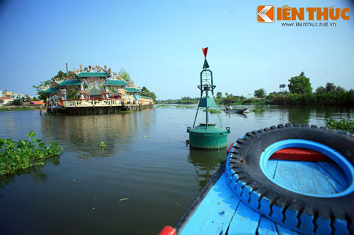 Ngôi miếu mọc lên giữa lòng sông độc nhất Việt Nam