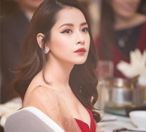 Diện váy hai dây trễ nải khoe ngực, nhưng dân tình lại “đổ gục” trước mặt mộc của Chi Pu