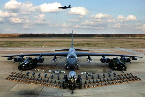 Máy bay ném bom B-52 được mệnh danh là Pháo đài bay từng được coi là thứ vũ khí có thể đưa Việt Nam về 