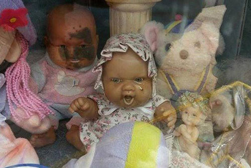 Chuyện kỳ lạ về búp bê nằm trong mộ biết khóc