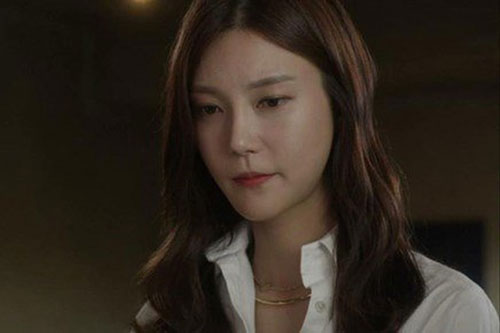 Bị phát hiện cặp với sếp già, vợ dùng "chiêu hiểm" "đổi trắng thay đen"