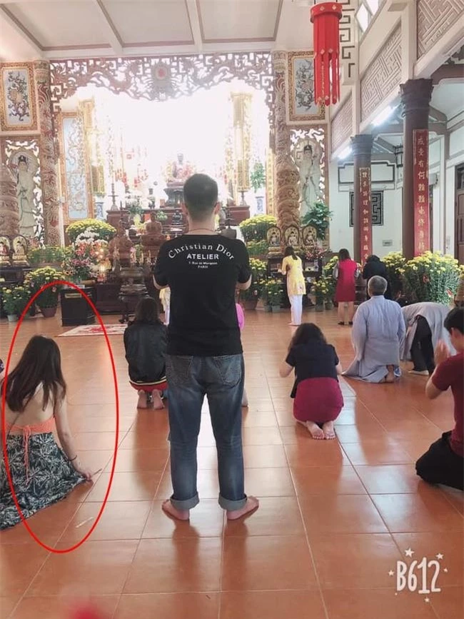 Cô gái mặc váy xẻ tà để lộ nội y khi đi lễ chùa khiến cộng đồng mạng liên tục ''ném đá'' - Ảnh 3.