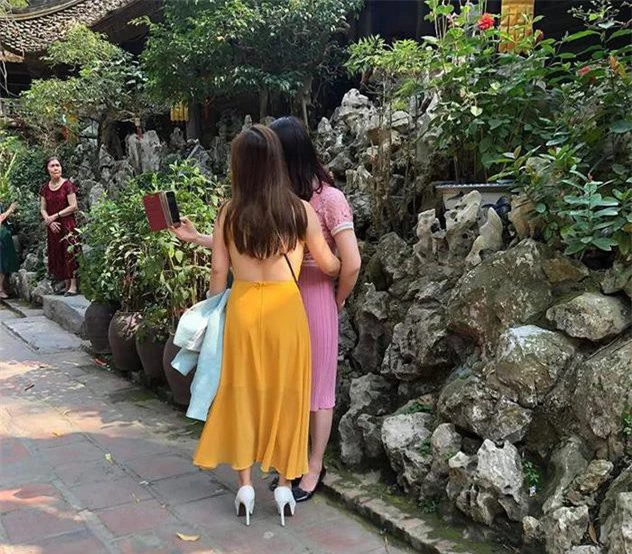 Cô gái mặc váy xẻ tà để lộ nội y khi đi lễ chùa khiến cộng đồng mạng liên tục ''ném đá'' - Ảnh 6.