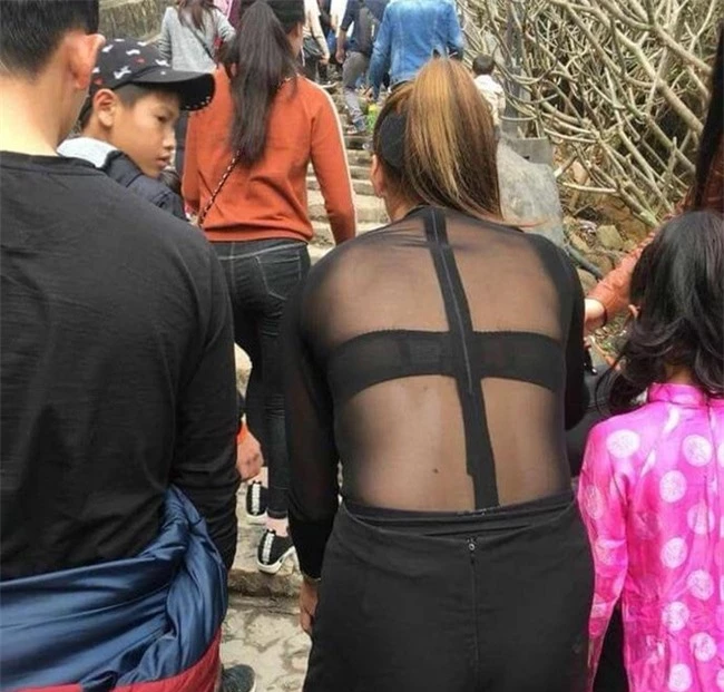 Cô gái mặc váy xẻ tà để lộ nội y khi đi lễ chùa khiến cộng đồng mạng liên tục ''ném đá'' - Ảnh 7.