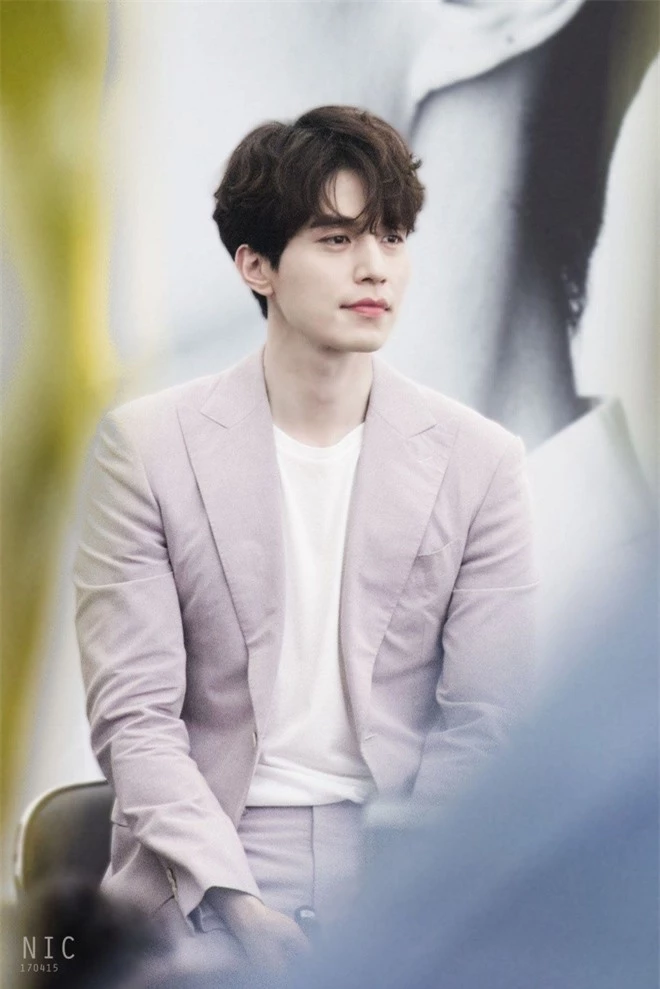 Hình ảnh Lee Dong Wook 18 tuổi, 18+18 tuổi và sau 2 thập kỷ gây bão mạng Việt hôm nay: Đúng là yêu tinh đời thực! - Ảnh 2.