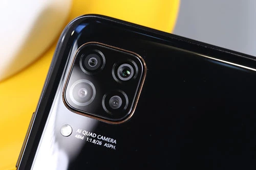 Huawei Nova 6 SE có 4 camera sau. Cảm biến chính 48 MP, khẩu độ f/1.8 cho khả năng lấy nét theo pha. Ống kính góc siêu rộng 8 MP, f/2.4, cảm biến macro 2 MP, f/2.4 và ống kính còn lại 2 MP, f/2.4 giúp chụp ảnh xóa phông. Bộ tứ này được trang bị đèn flash LED, quay video Full HD. 