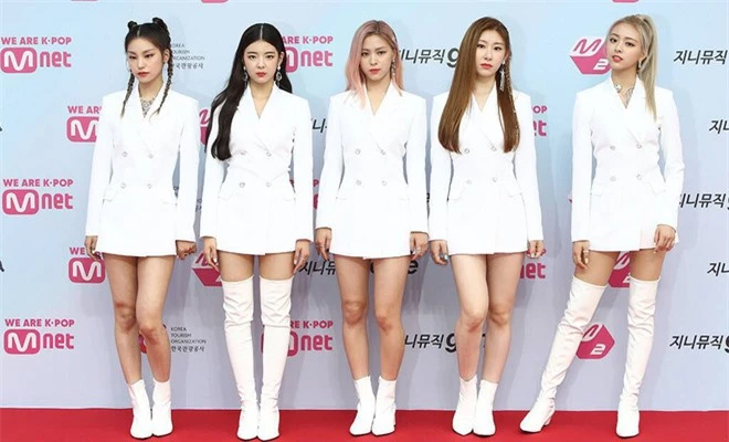 JYP lại nêu cao tinh thần tiết kiệm: ITZY mặc lại đồ mà TWICE đã mặc từ 1 năm trước, vừa diện thảm đỏ lại mặc lên cả sân khấu biểu diễn - Ảnh 2.