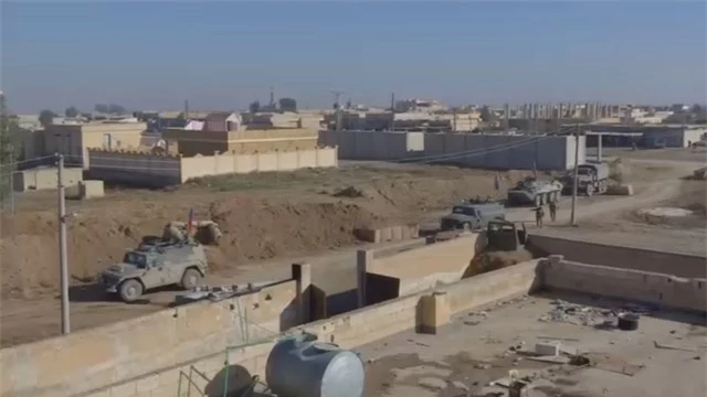 Quân cảnh Nga rầm rộ tiếp quản tiền đồn Mỹ bỏ lại tại Syria - 1