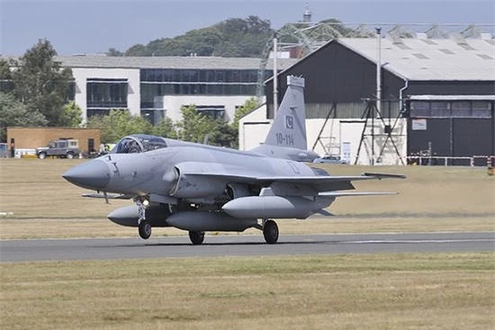 Trung Quoc ban tiem kich JF-17 Thunder cho Myanmar voi gia re khong tuong-Hinh-13