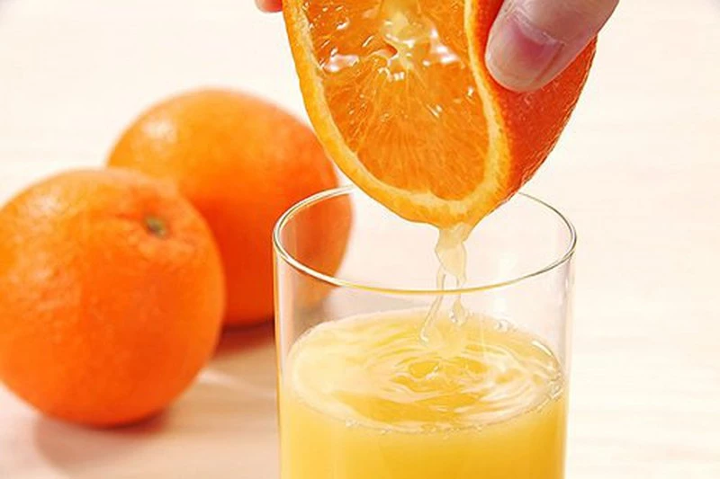 Khi bạn vừa ăn xong mà uống ngay một cốc nước cam là không có lợi. Vì trong nước cam có hàm lượng đường cao, nếu uống ngay sau khi ăn sáng làm cho đường lên men, gây sình hơi, tức bụng rất khó chịu. Ảnh minh họa: Internet