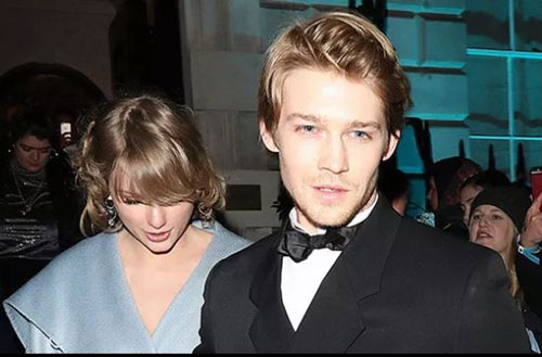 Trong khi Taylor Swift bận rộn thì bạn trai lại quá nhàn rỗi