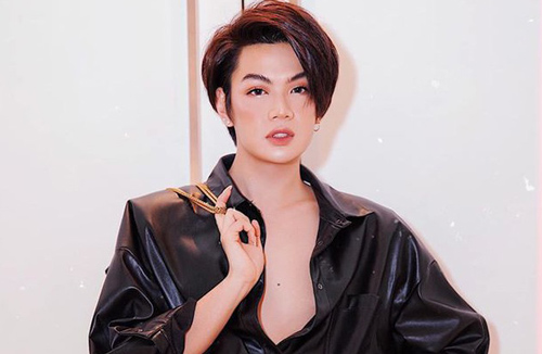 Đào Bá Lộc ngày càng nữ tính sau khi công khai yêu 15 người đàn ông, còn phanh áo khoe ngực thế này