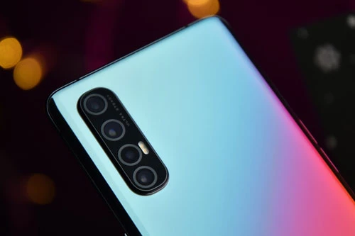 Oppo Reno3 Pro sở hữu 4 camera sau. Cảm biến chính 64 MP, khẩu độ f/1.8 cho khả năng lấy nét theo pha, chống rung quang học (OIS). Ống kính thứ hai 8 MP, f/2.2 cho góc rộng 116 độ. Ống kính tele 13 MP, f/2.4 cho phép zoom quang học 5x, zoom kỹ thuật số 20X và ống kính đơn sắc cùng có độ phân giải 2 MP, f/2.4. Bộ tứ này được trang bị đèn flash LED kép, quay video 4K. 