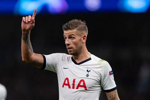 Toby Alderweireld ký hợp đồng với với Tottenham. Hậu vệ Toby Alderweireld vừa đặt bút gia hạn hợp đồng tới năm 2023 với Tottenham. Theo tờ Sky Sports, hợp đồng mới này sẽ giúp ngôi sao 30 tuổi kiếm được 100.000 bảng/tuần, bao gồm cả tiền thưởng.