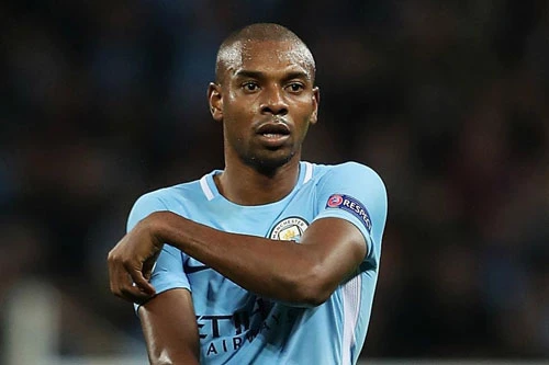 Fernandinho có thể chia tay Man City. Trong bài trả lời phỏng vấn mới đây, tiền vệ Riyad Mahrez đã vô tình tiết lộ chuyện người đồng đội của anh ở Man City là Fernandinho sẽ chia tay đội bóng trong kỳ chuyển nhượng mùa hè tới. Điều này dập tan mọi tin đồn về việc ngôi sao người Brazil chấp nhận gia hạn hợp đồng với đương kim vô địch Premier League.