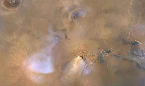 Hình ảnh ghi lại được từ Tàu Quỹ đạo trinh sát sao Hỏa của NASA. Những đám mây màu trắng và màu xanh chính là nước bay hơi. Ảnh: NASA