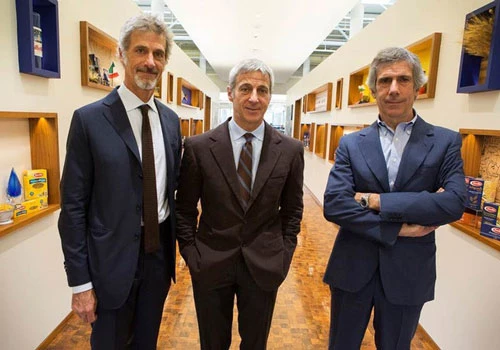 Ba anh em Guido, Luca và Paolo Barilla nắm giữ 85% cổ phần của công ty mì ống lớn nhất thế giới Barilla. Vào năm 2016, Forbes ước tính mỗi người họ nắm giữ khoảng 1,5 tỷ USD. Đến cuối năm 2018, con số trên đối với mỗi người chỉ còn khoảng 1,1 tỷ USD và 3 anh em bị loại khỏi danh sách tỷ phú vào tháng 3. Ảnh: Jean-Marc Giboux/AP Images for Barilla.