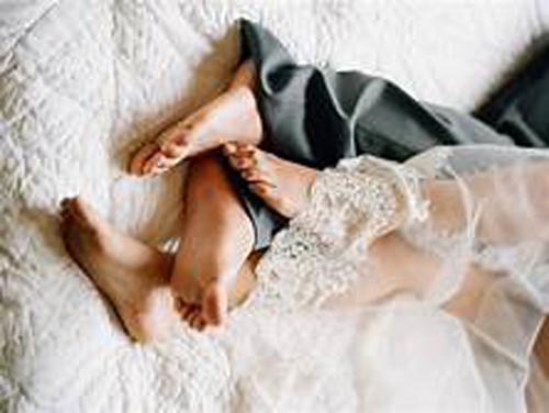 Đêm tân hôn, chồng uống rượu say khướt, tôi vội vã rạch tay làm "chuyện đó" rồi cởi đồ nằm xuống cạnh anh