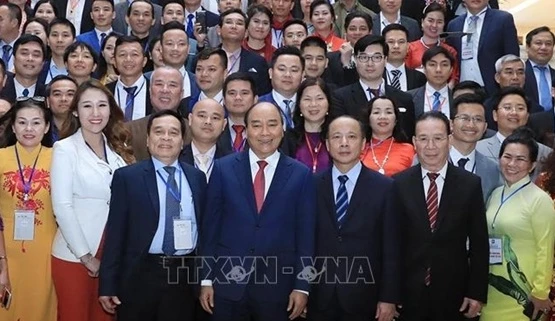 The Prime Minister with entrepreneurs. Photo: TTXVN