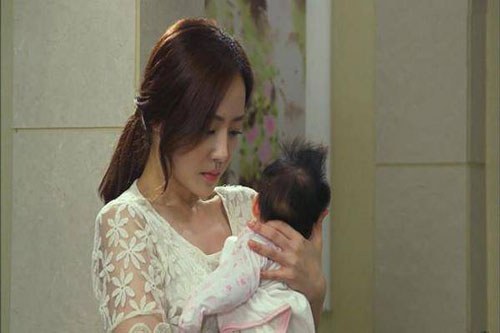 Vợ bế con chạy trốn trong đêm sau hành động lạ của chồng