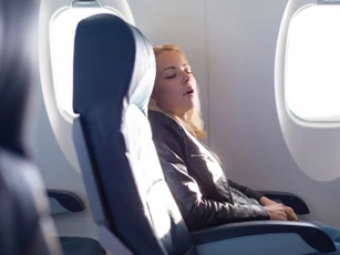 Tại sao hành khách không nên ngủ khi máy bay cất cánh và hạ cánh?
