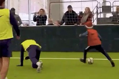 Sao Chelsea thành 'trò hề' trước tài năng của cầu thủ nhí